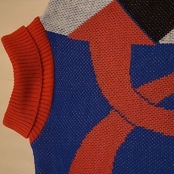 LIKE NEW VTG Pony Club Maximilist Black, Grey, Blue, Red Arrow Print Turtleneck - Picture 13 of 14